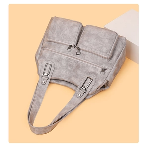 Détail du sac à bandoulière gris en cuir PU vintage avec plusieurs poches zippées