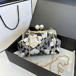 Pochette De Soirée Vintage Broderie Florale Fermoir Künstliche Perle Chaîne Dorée Sac À Bandoulière Élégant Style Chinois Femmes