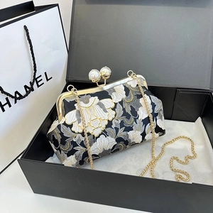 Sac de soirée brodé de fleurs avec fermoir perle et bandoulière chaîne dorée