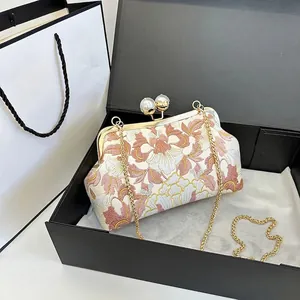Élégant sac bandoulière vintage ivoire avec broderie florale et fermoir en perles