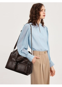 Détail du sac en cuir PU marron avec poches zippées et bandoulière renforcée de qualité