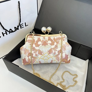 Sac à main brodé floral élégant avec fermoir perle et chaîne dorée en coffret