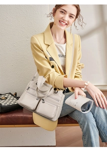 Détails du sac fourre-tout beige en similicuir avec multi-poches zippées et texture