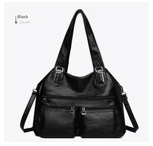 Détails du sac noir en simili cuir grainé avec poches zippées et ferrures en métal gris fusil