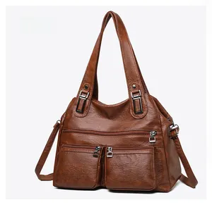 Vue détaillée du sac à bandoulière en cuir marron vintage avec plusieurs fermetures