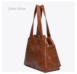 Vue détaillée du dos d'un sac cabas vintage marron avec poche zippée fonctionnelle