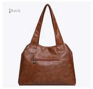 Vue arrière du sac bandoulière en similicuir marron avec poche zippée horizontale