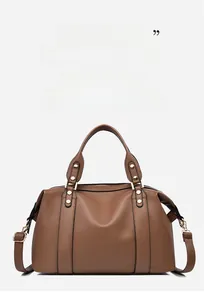 Dettaglio della borsa Boston in pelle marrone con motivo litchi e hardware dorato