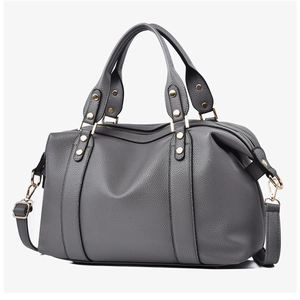 Dettaglio borsa Boston grigio scuro con trama a litchi e borchie metalliche dorate