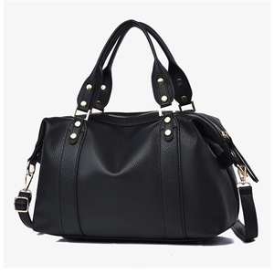 Dettaglio borsa Boston nera in pelle grana litchi con finiture dorate metalliche