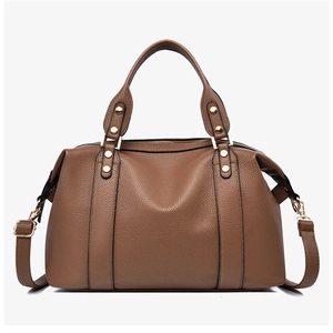 Dettaglio borsa Boston in pelle marrone con trama litchi e rivetti dorati