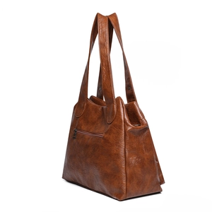 Sac fourre-tout marron en similicuir avec poche zippée au dos et doubles poignées