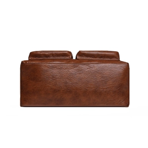 Vue du fond du sac à bandoulière en cuir marron vintage avec coutures fines et texture