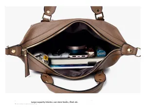 Vista dall'alto dell'interno della borsa in pelle marrone con spazio per iPad e altro