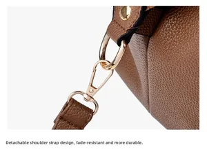 Dettaglio borsa in pelle martellata marrone con fibbia in metallo oro chiaro e anello a D