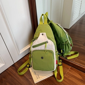 Sac de poitrine léger en nylon vert matcha et beige avec bandoulière réglable