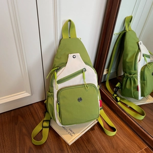 Sac bandoulière plissé léger vert et blanc avec plusieurs compartiments de rangement