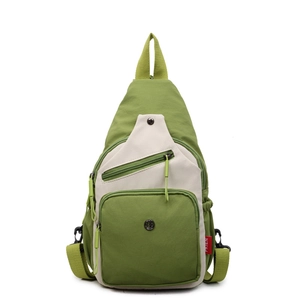 Sac bandoulière plissé léger en vert et beige avec plusieurs compartiments zippés