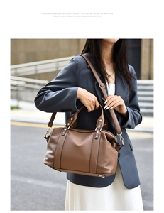 Borsa Boston marrone a grana indossata da modella per un look da ufficio elegante