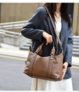 Dettagli della borsa Boston in pelle marrone con motivo litchi e borchie dorate