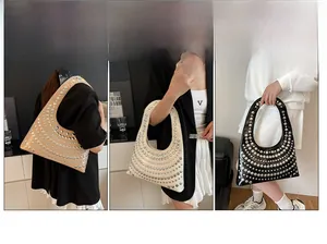 Detailansicht der U-förmigen Umhängetasche mit silbernen Nieten in Khaki, Creme und Schwarz