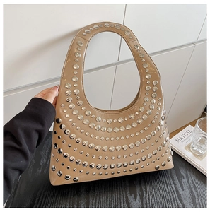 Detail der khakifarbenen Hobo-Tasche mit silbernen Nieten und poliertem Kunstleder