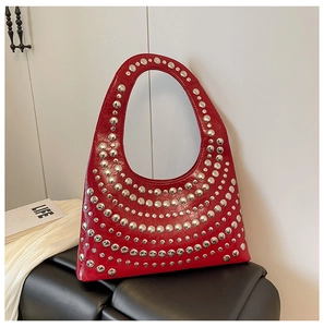 Detailaufnahme der roten Lackleder-Schultertasche mit silbernen Nieten-Verzierungen
