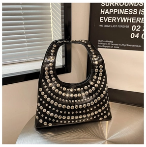 Detailansicht der schwarzen Hobo-Schultertasche mit dichten silbernen Metallnieten