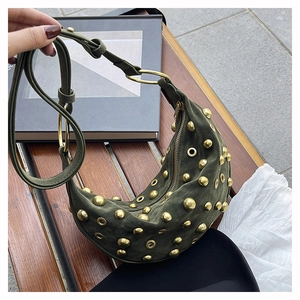 Détail du sac demi-lune en daim vert olive avec clous dorés et finitions métalliques