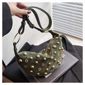 Détails du sac demi-lune en daim vert olive avec rivets dorés et anneaux décoratifs