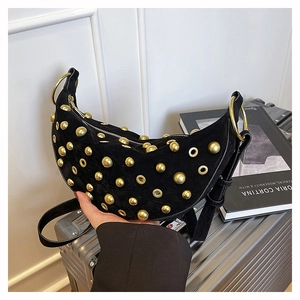 Détails du sac demi-lune en daim noir avec rivets dorés et finitions d'œillets métalliques