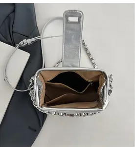 Dettaglio dell'interno della borsa trapuntata argento con scomparti e tasche con cerniera