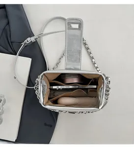 Vista interna della borsa a catena argento con spazio per trucco e smartphone