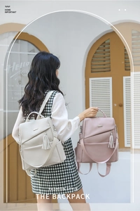 Outdoor-Lifestyle-Ansicht von Damen Diebstahlschutz-Lederrucksack mit Fransen-Details