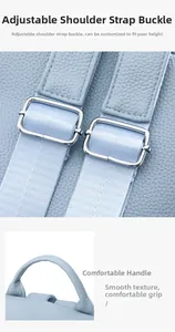Detail des verstellbaren Schultergurts und der Litchi-Textur am hellblauen Rucksack