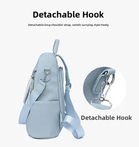 Detailansicht eines hellblauen Lederrucksacks mit abnehmbarem Gurt und Silberhaken