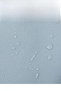 Makroaufnahme von wasserdichtem hellblauem PU-Leder mit feiner Lychee-Kornstruktur
