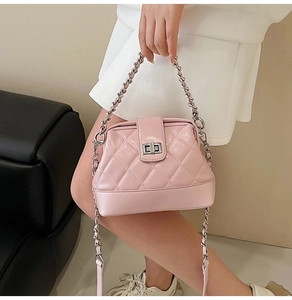 Dettaglio della borsa rosa trapuntata con chiusura argentata e tracolla a catena