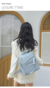 Rückansicht eines hellblauen Diebstahlschutz-Rucksacks mit Quaste an einem Modell
