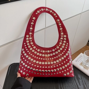 Modische rote Hobo-Schultertasche mit silbernen Nieten aus glänzendem Lackleder