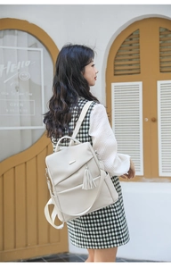 Außenansicht eines cremefarbenen Anti-Diebstahl Rucksacks mit Lychee-Narbe und Quaste