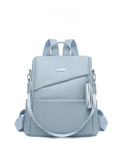 Detailansicht hellblauer Lederrucksack mit Quaste und dekorativer geometrischer Schnalle