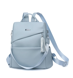 Detail des hellblauen Rucksacks aus Kieselleder mit weißer Quaste und Silberbeschlägen