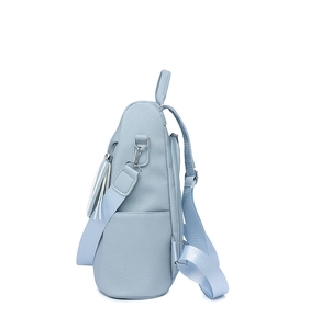 Detailansicht des hellblauen Diebstahlschutz-Rucksacks mit Litschi-Textur und Quaste