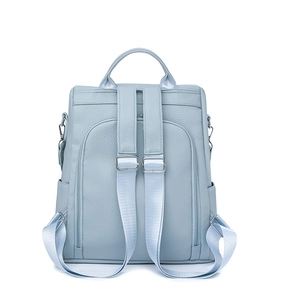 Detail eines hellblauen Rucksacks mit Diebstahlsicherungstasche und silbernen Reißverschlüssen