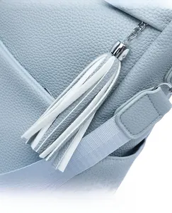 Detail der hellblauen Tasche mit Litschi-Muster, Quasten-Reißverschluss und Silberkette