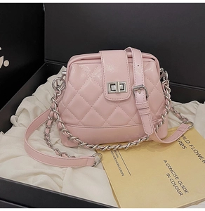 Dettaglio della borsa rosa trapuntata con catena argentata in una scatola regalo elegante