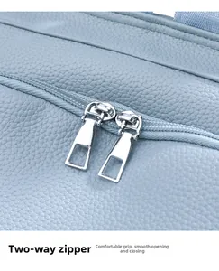 Detail eines silbernen Zwei-Wege-Reißverschlusses an blauem Lederrucksack mit Narbung