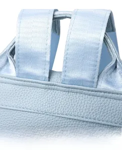 Makro-Detail der verstärkten Nähte am Schultergurt des hellblauen Rucksacks