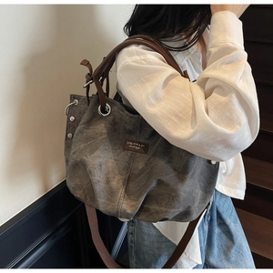 Dettaglio della borsa tote vintage antracite con manici in pelle in stile di vita